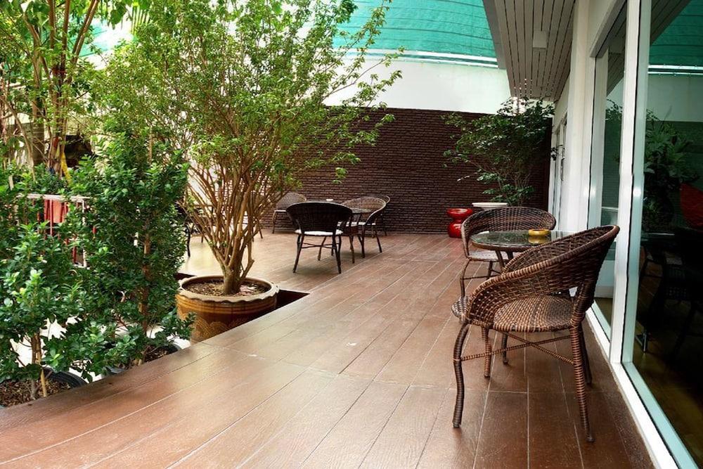 Nantra Silom Hotel Bangkok Exterior photo